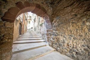 Portals i muralla, les portes del Mont-roig medieval