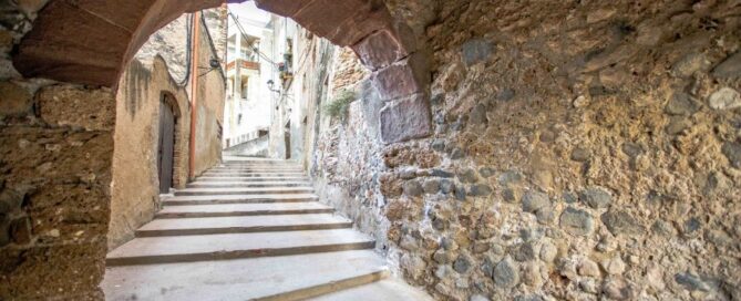 Portals i muralla, les portes del Mont-roig medieval