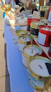 Amanatura y Atelier de Sara, velas aromáticas, decoración y bisutería en el mercadet del End Summer Festival de Miami Platja