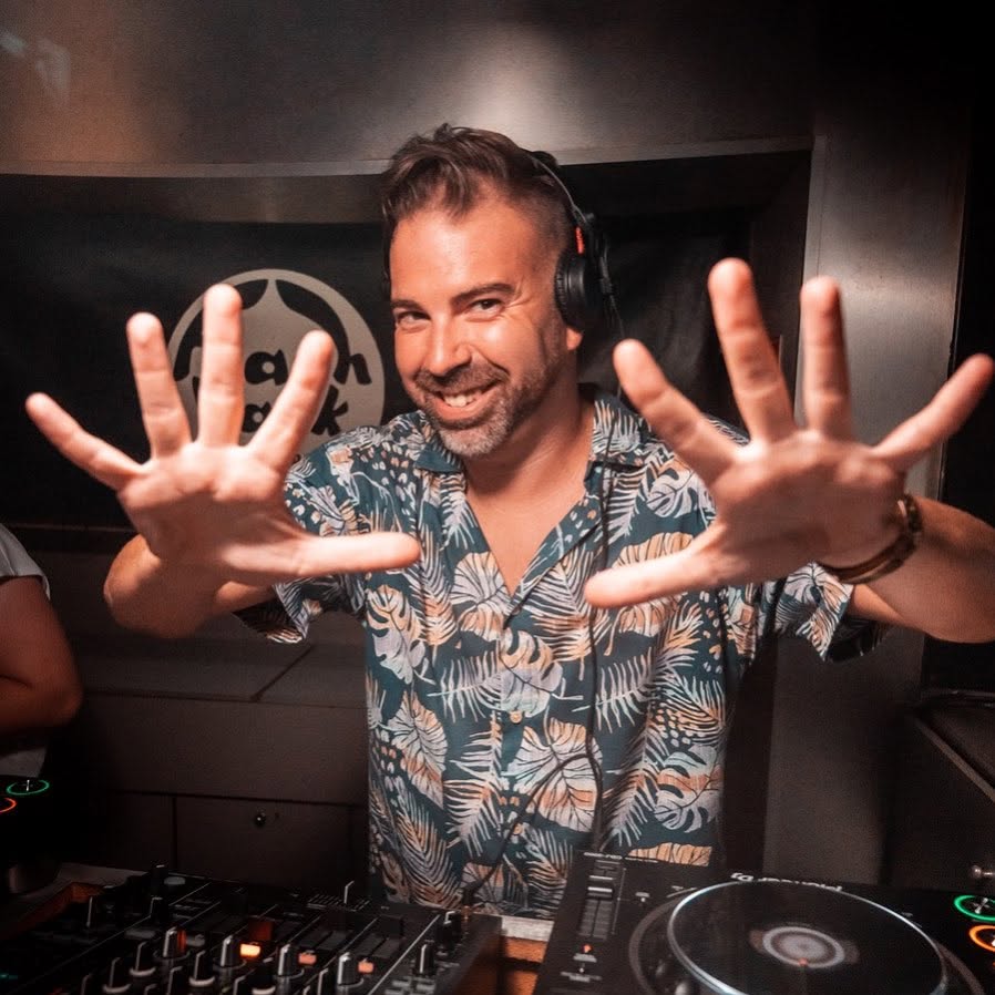 DJ G-Monty actuant a l'escenari de l'End Summer Festival de Miami Platja.