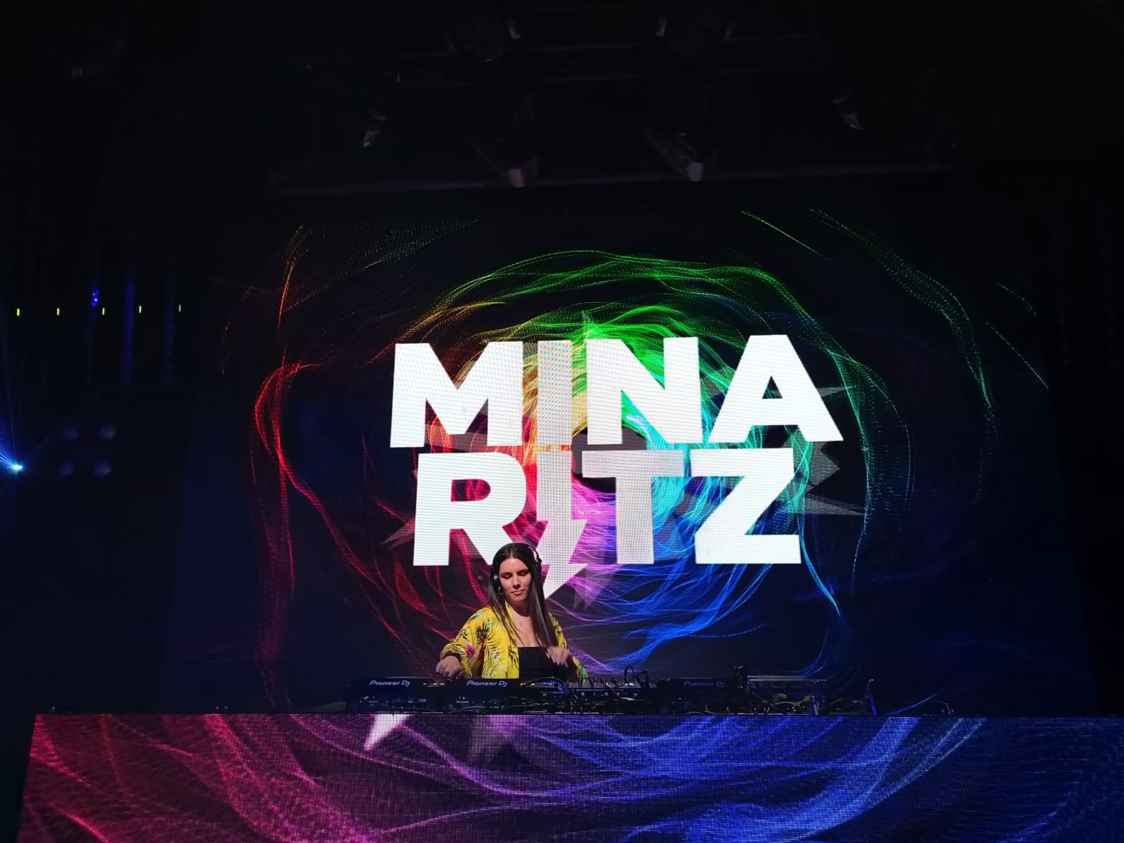 DJ Mina Ritz actuant a l'escenari principal de l'End Summer Festival.