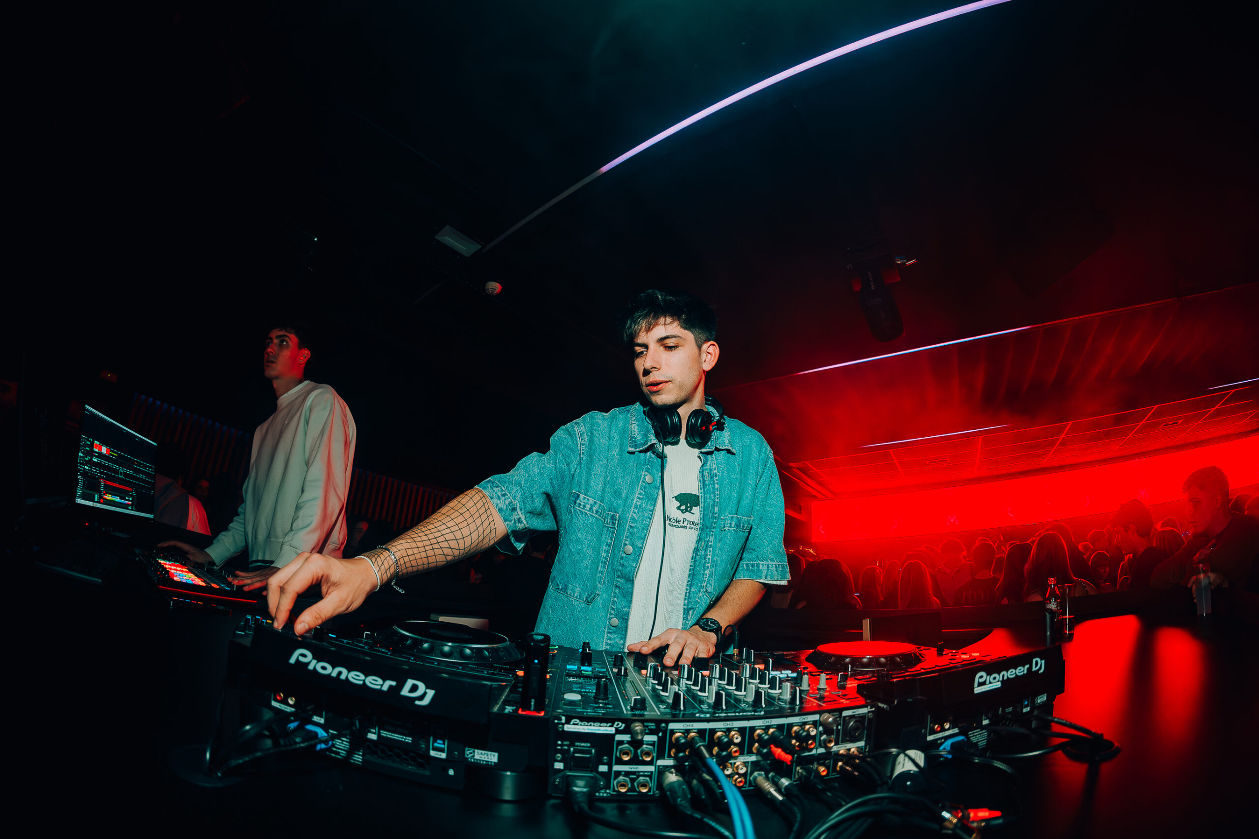 DJ Serez durant la seva sessió a l'End Summer Festival de Miami Platja.