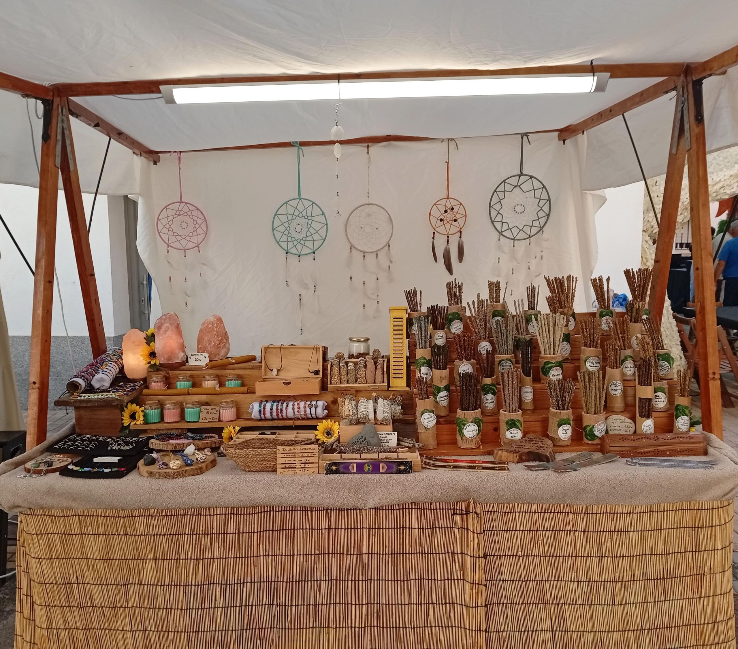 Artesania Cristina, incienso natural, productos esotéricos y joyería con minerales en el mercadet del End Summer Festival de Miami Platja