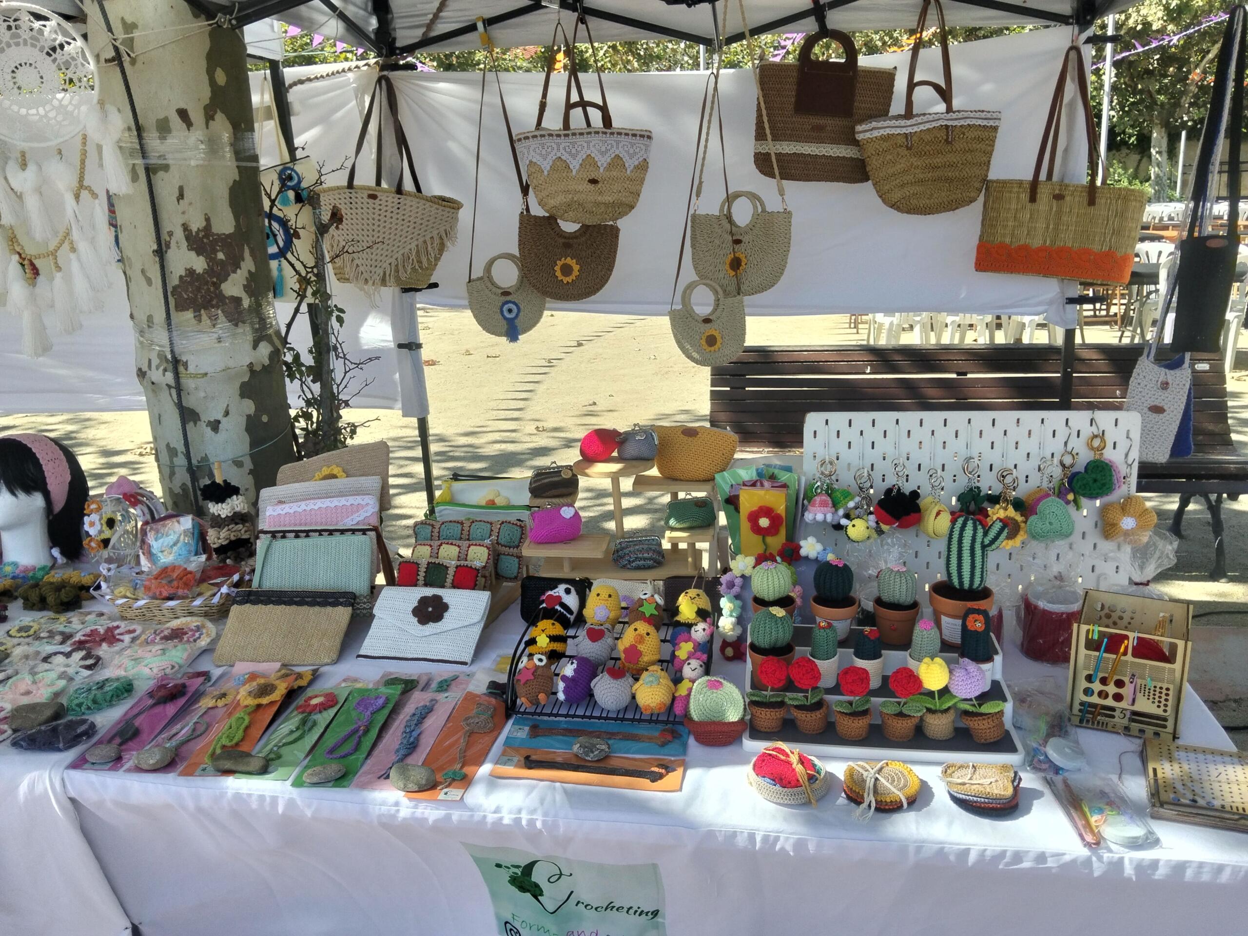 Crocheting, productos artesanales de crochet en el mercadet del End Summer Festival de Miami Platja